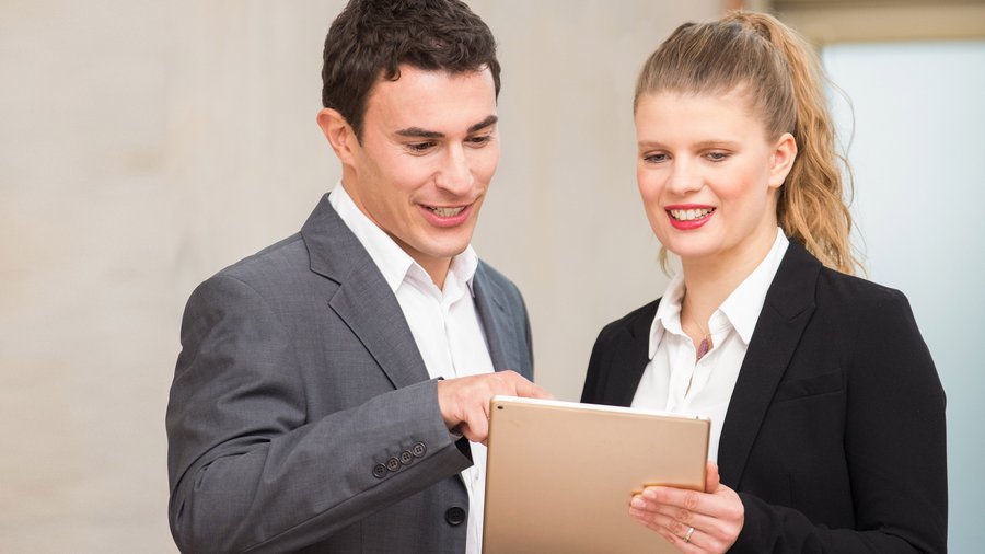 Beszélgetés a folyóson Beszélgetés a folyóson