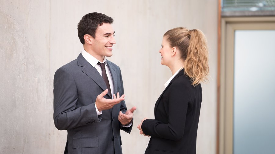 Tanácsadók beszélgetnek Tanácsadók beszélgetnek